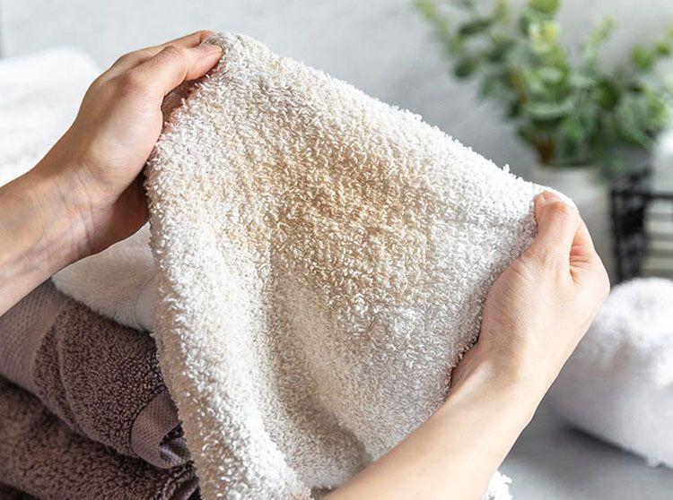 cara menghilngkan noda di anduk, cara mencuci handuk kusam