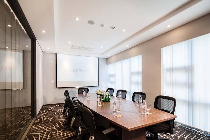 Tertarik untuk mencari tempat meeting yang nyaman dan profesional di Jakarta Barat? Berikut 8 rekomendasi hotel dengan meeting room terbaik